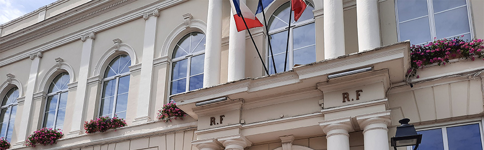 facade mairie de Bourbourg avec drapeaux français au vent